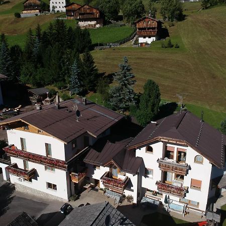Pensione Valbona Corvara In Badia Eksteriør billede